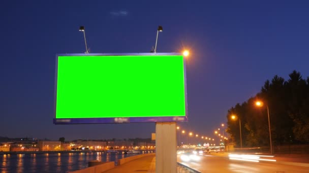 Una cartelera con una pantalla verde en una calle ocupada — Vídeo de stock