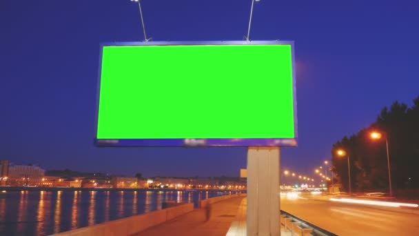 Una cartelera con una pantalla verde en una calle ocupada — Vídeos de Stock