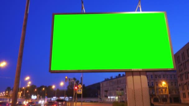 Un tabellone per le affissioni con uno schermo verde su una strada trafficata — Video Stock