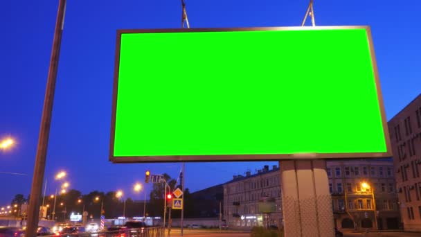 在繁忙的街道上的绿色屏幕广告牌上 — 图库视频影像