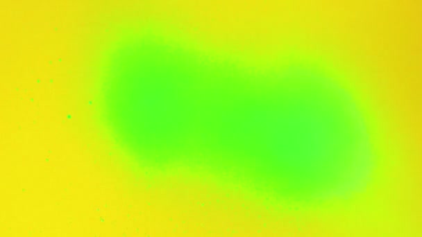 Tela verde é pulverizado em um fundo de cor — Vídeo de Stock
