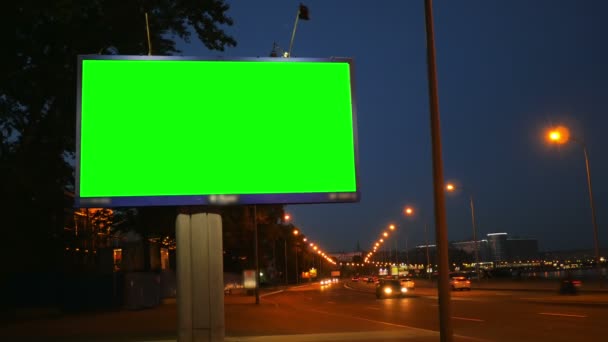 Een bord met een groen scherm — Stockvideo