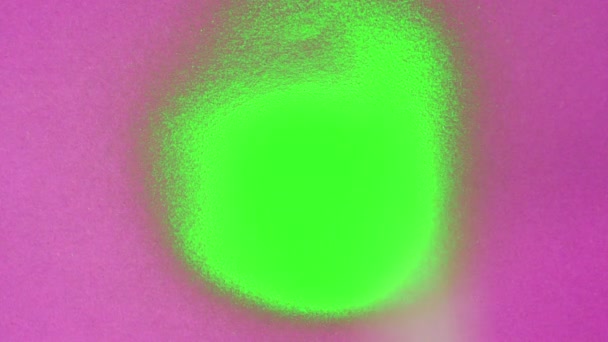 Tela verde é pulverizado em um fundo de cor — Vídeo de Stock