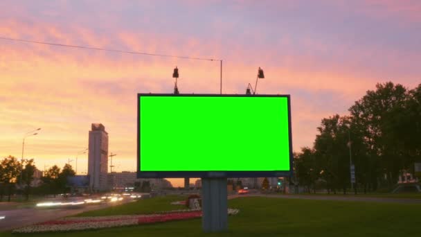 Una cartelera con una pantalla verde — Vídeo de stock