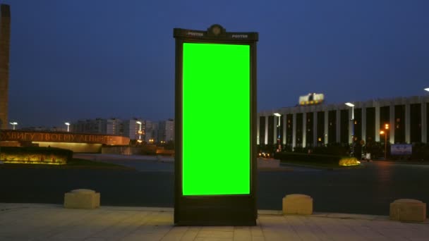 Una cartelera con una pantalla verde — Vídeo de stock