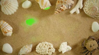 Deniz ve kum üzerinde yeşil bir ekran