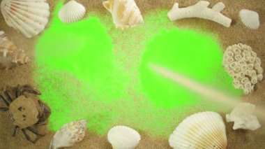 Deniz ve kum üzerinde yeşil bir ekran