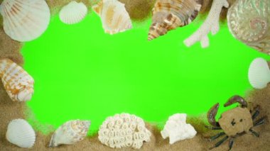 Deniz ve kum üzerinde yeşil bir ekran