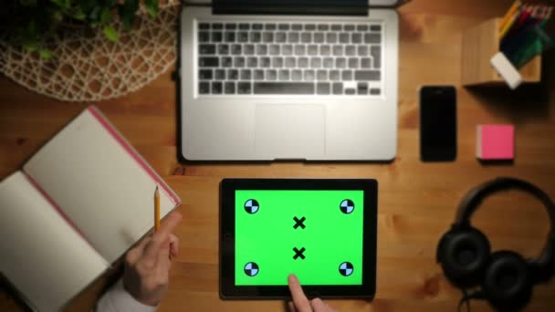 Utilisation de la tablette PC avec un écran vert sur un lieu de travail. Vue Aérienne — Video