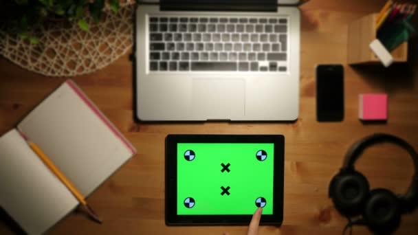Utilisation de la tablette PC avec un écran vert sur un lieu de travail. Vue Aérienne — Video