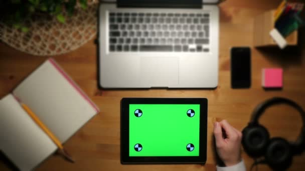 Använda TabletPC med en grön skärm på en arbetsplats. Flygfoto — Stockvideo