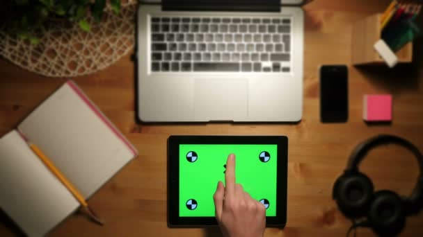 職場に緑色の画面でタブレット pc を使用しています。航空写真ビュー — ストック動画