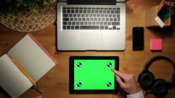 Usando Tablet pc com uma tela verde em um local de trabalho. Vista aérea — Vídeo de Stock