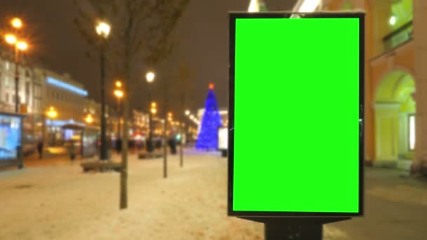 Una cartelera con una pantalla verde en una calle ocupada — Vídeos de Stock