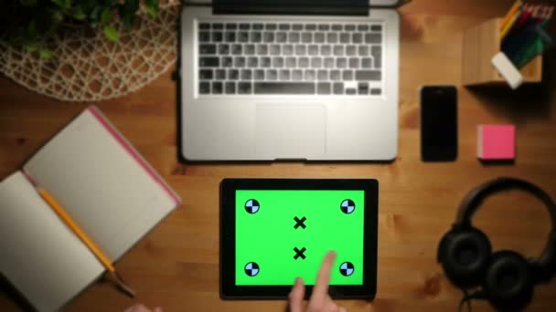 Uso de Tablet PC con una pantalla verde en un lugar de trabajo. Vista aérea — Vídeo de stock