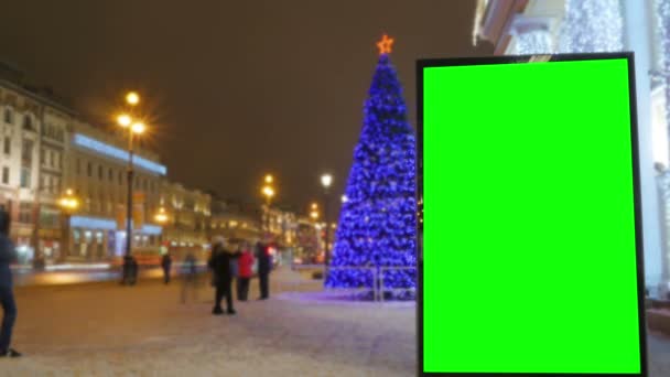 Een bord met een groen scherm op een drukke straat — Stockvideo