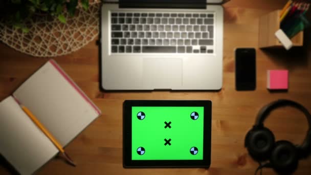 Tablet-PC mit grünem Bildschirm am Arbeitsplatz. Luftbild — Stockvideo