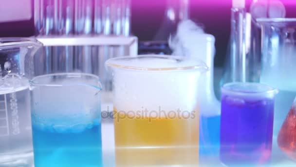 Attrezzature di laboratorio. Esperimento di laboratorio — Video Stock