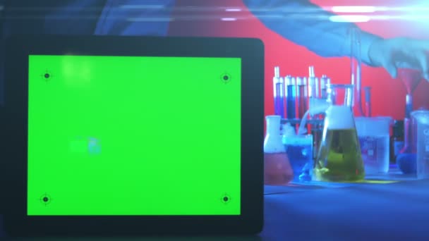 Tablet-pc met een groen scherm in het laboratorium — Stockvideo