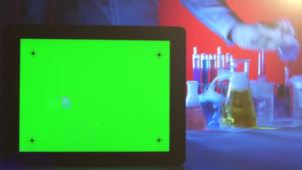 실험실에서 녹색 스크린 태블릿 pc — 비디오