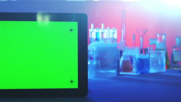 与在实验室中的绿屏的平板电脑 — 图库视频影像