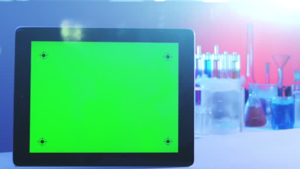 Tablet-pc met een groen scherm in het laboratorium — Stockvideo