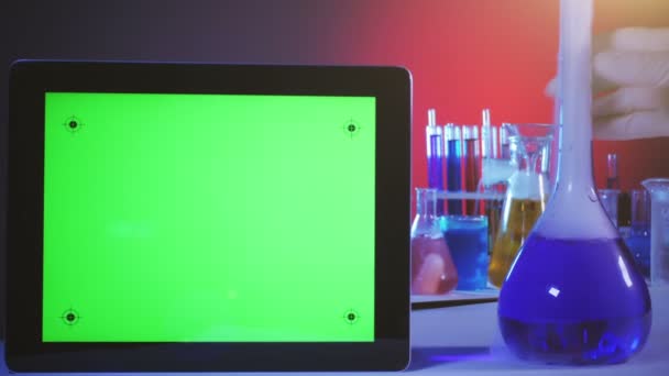 Tablet PC con pantalla verde en el laboratorio — Vídeo de stock
