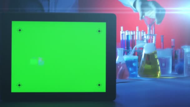 Tablet pc με μια πράσινη οθόνη στο εργαστήριο — Αρχείο Βίντεο