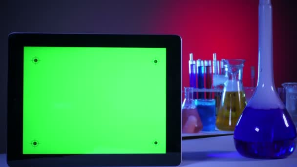 TabletPC med en grön skärm i laboratoriet — Stockvideo