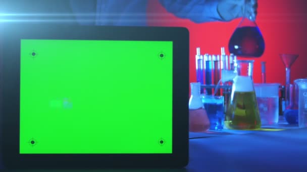 Tablet-pc met een groen scherm in het laboratorium — Stockvideo
