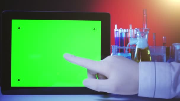 TabletPC med en grön skärm i laboratoriet — Stockvideo