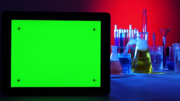 Tablet pc με μια πράσινη οθόνη στο εργαστήριο — Αρχείο Βίντεο