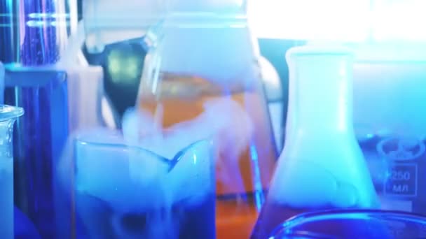 Laboratoriumapparatuur. Laboratorium Experiment — Stockvideo