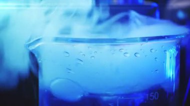 Kuru buz suda çözülür