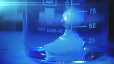 Kuru buz suda çözülür