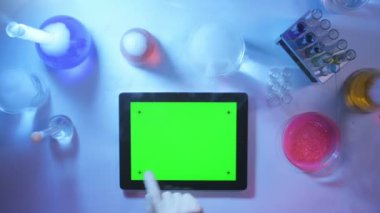 Tablet PC Laboratory.top görünümünde yeşil bir ekran ile.