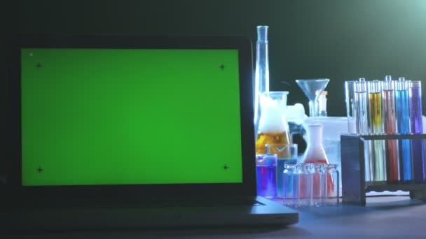 Laptop med en grön skärm i laboratoriet — Stockvideo