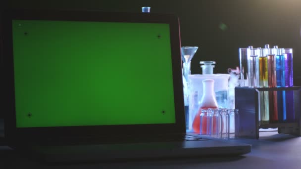 Laptop met een groen scherm in het laboratorium — Stockvideo