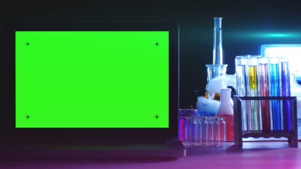 Portátil con pantalla verde en el laboratorio — Vídeos de Stock