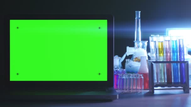 Portátil con pantalla verde en el laboratorio — Vídeos de Stock