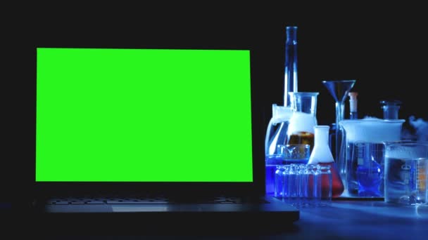 Portátil con pantalla verde en el laboratorio — Vídeo de stock