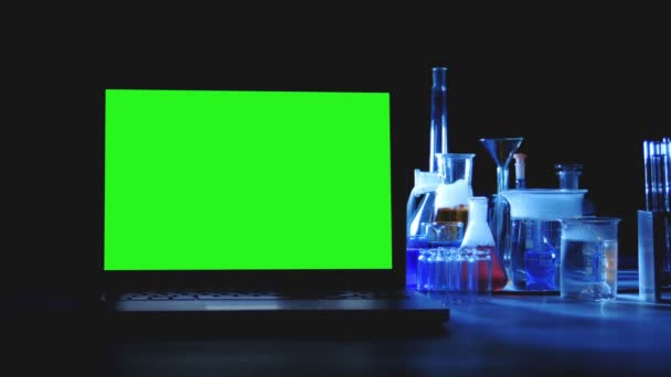 Ноутбук с зеленым экраном в лаборатории — стоковое видео