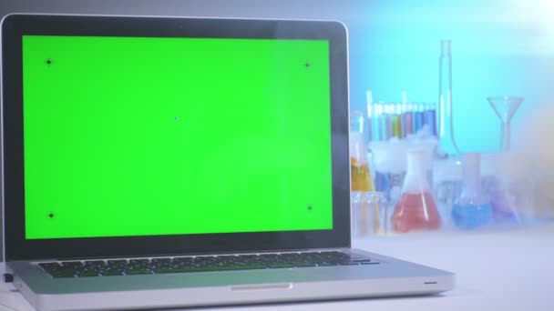 Computer portatile con uno schermo verde in laboratorio — Video Stock