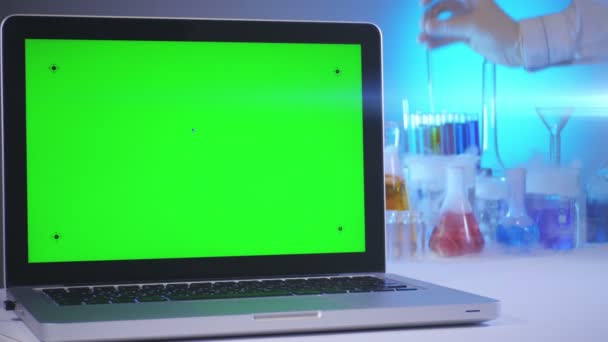 Portátil con pantalla verde en el laboratorio — Vídeos de Stock