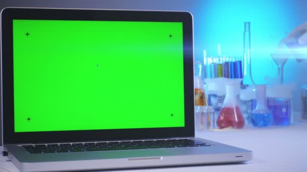 Portátil con pantalla verde en el laboratorio — Vídeos de Stock