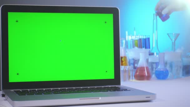 Portátil con pantalla verde en el laboratorio — Vídeos de Stock