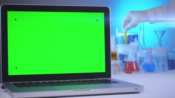 Laptop z zielonym ekranem w laboratorium — Wideo stockowe