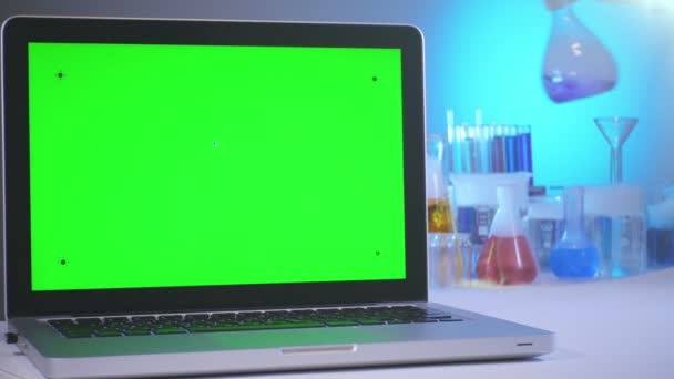 Portátil con pantalla verde en el laboratorio — Vídeo de stock