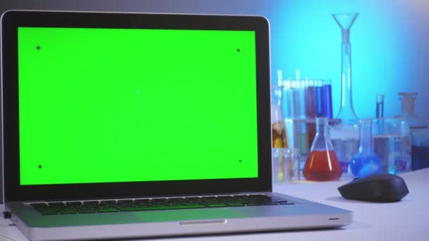 Portátil con pantalla verde en el laboratorio — Vídeo de stock