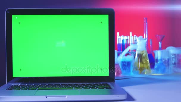 Laptop met een groen scherm in het laboratorium — Stockvideo